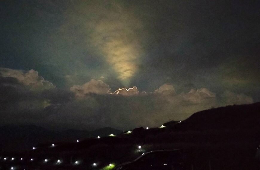 「雲の峰」から生まれる中秋月　写真と動画