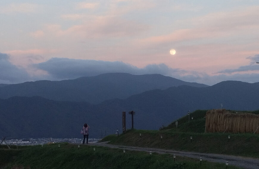 茜色の空をゆく中秋名月